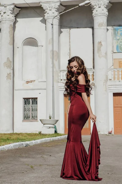 Hermosa Joven Con Largo Vestido Noche Rojo Con Tren Pie — Foto de Stock