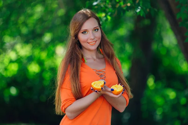 Портрет Красивої Рудої Жінки Тримає Дві Половинки Соковитих Смачних Апельсинів — стокове фото