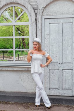 Beyaz silindir şapka lstanding eski beyaz vintage kapı ve ayna pencere yanında seksi modern gelin. Kopya alanı.