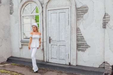 Beyaz silindir şapka lstanding eski beyaz vintage kapı ve ayna pencere yanında seksi modern gelin. Kopya alanı.