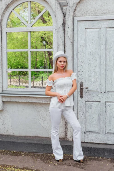 Beyaz silindir şapka lstanding eski beyaz vintage kapı ve ayna pencere yanında seksi modern gelin. Kopya alanı.