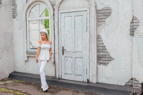 Beyaz silindir şapka lstanding eski beyaz vintage kapı ve ayna pencere yanında seksi modern gelin. Kopya alanı.