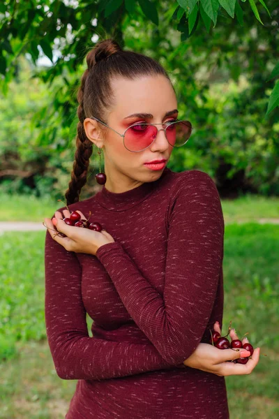 Mooie Jonge Vrouw Met Lange Vlecht Roze Bril Cherry Oorbellen — Stockfoto
