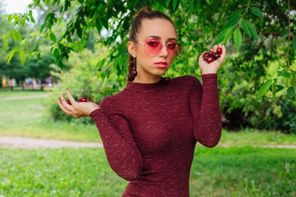 Vacker Ung Kvinna Med Lång Fläta Rosa Glasögon Och Cherry — Stockfoto