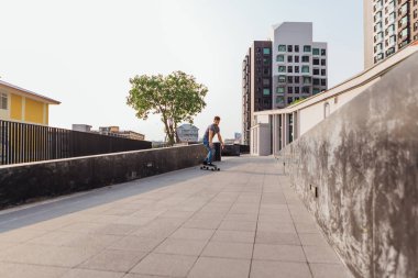 Sokakta longboard sürme sakallı genç yakışıklı adam.