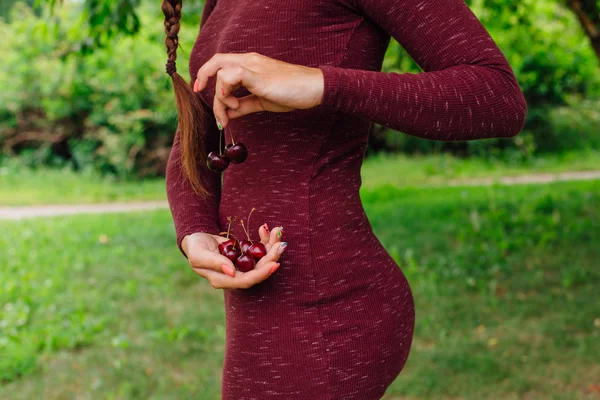 Kvinna Med Färska Saftiga Körsbär Bär Handflatorna — Stockfoto