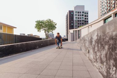 Sokakta longboard sürme sakallı genç yakışıklı adam.