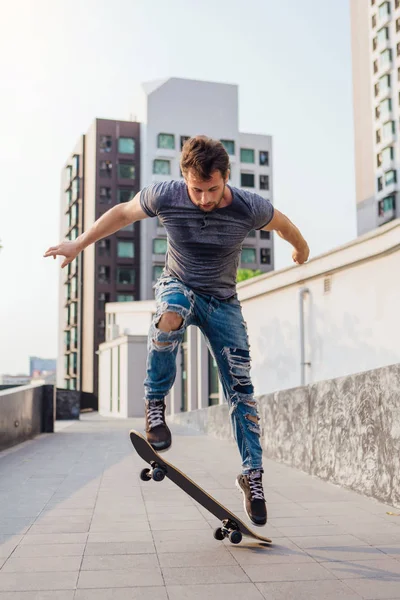 Skateboardista Dělá Skateboard Trik Ollie Ulici Města — Stock fotografie