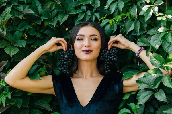 Retrato Joven Morena Sexy Vestido Negro Sosteniendo Uvas Negras Como — Foto de Stock