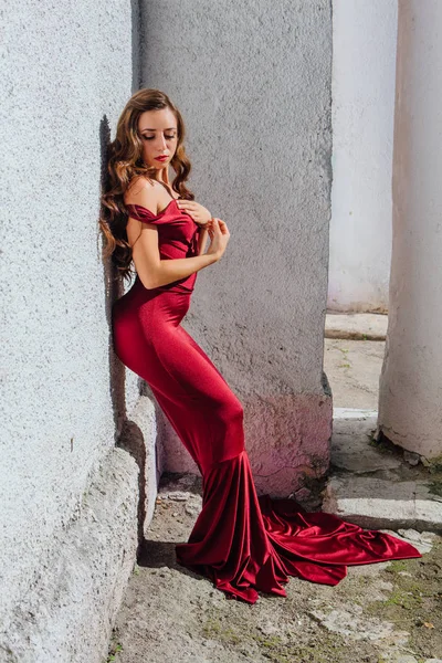 Hermosa Joven Con Largo Vestido Noche Rojo Con Tren Pie — Foto de Stock