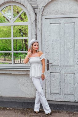 Beyaz silindir şapka lstanding eski beyaz vintage kapı ve ayna pencere yanında seksi modern gelin. Kopya alanı.