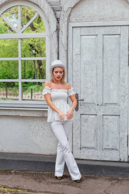 Beyaz silindir şapka lstanding eski beyaz vintage kapı ve ayna pencere yanında seksi modern gelin. Kopya alanı.