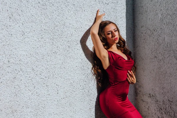 Hermosa Joven Con Largo Vestido Noche Rojo Pie Junto Vieja — Foto de Stock