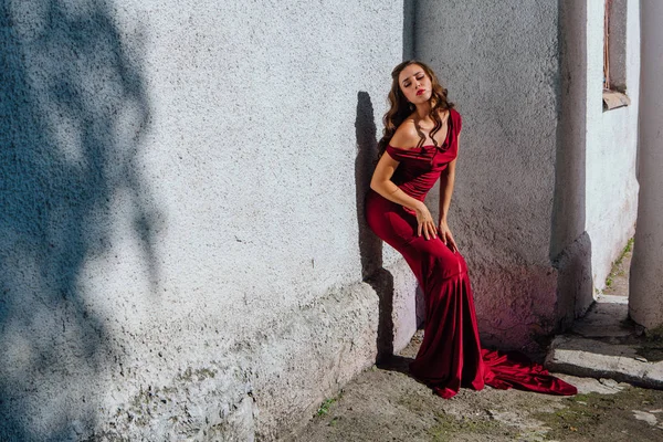 Hermosa Joven Con Largo Vestido Noche Rojo Con Tren Pie — Foto de Stock