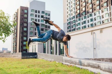 Kaykaycı amut Sunset'teki rampa üzerinde.