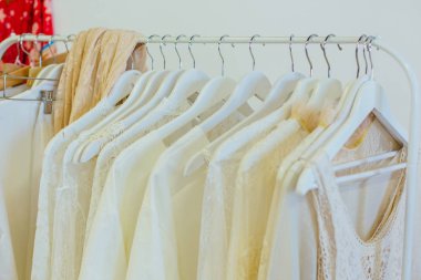 Farklı kadının elbise askıda kalıyor