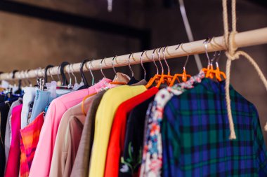 Farklı kadının elbise askıda kalıyor