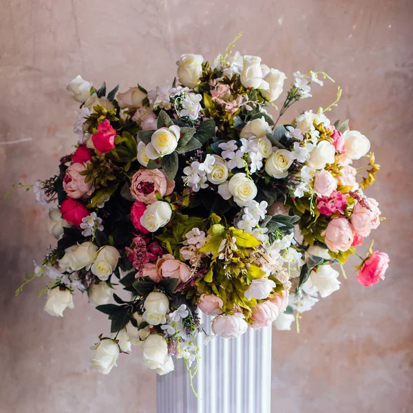 Grande buquê feito de diferentes tipos de flores artificiais — Fotografia de Stock