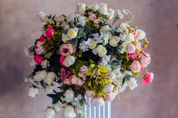 Grande buquê feito de diferentes tipos de flores artificiais — Fotografia de Stock