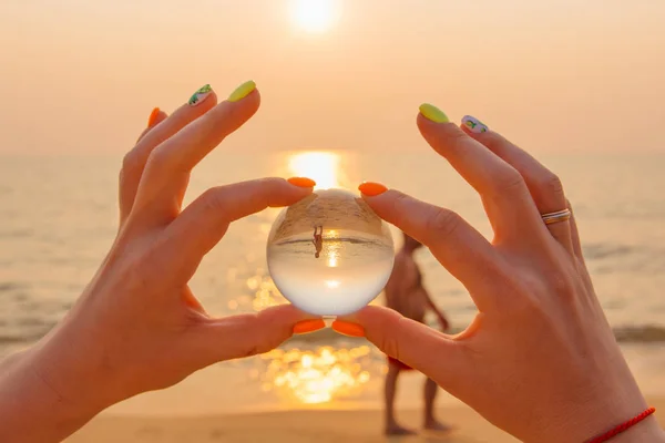 Crystal Lens Bal Hand Met Weerspiegeling Van Zee Zonsondergang Het — Stockfoto