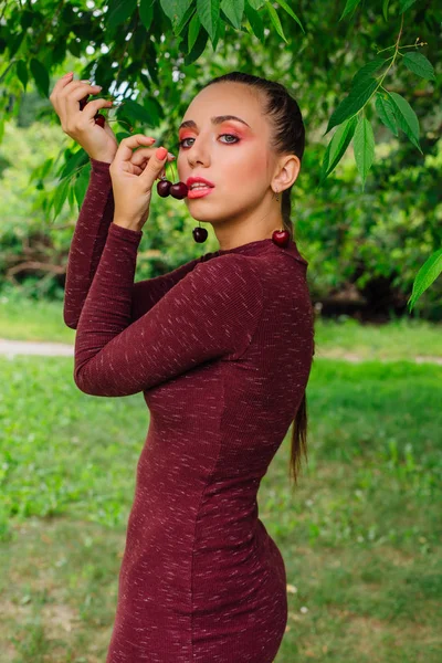 Hermosa Joven Con Trenza Larga Pendientes Cereza Con Cereza Las — Foto de Stock