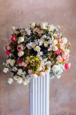 Farklı tür bir stand yapay çiçek büyük buket yapılmış