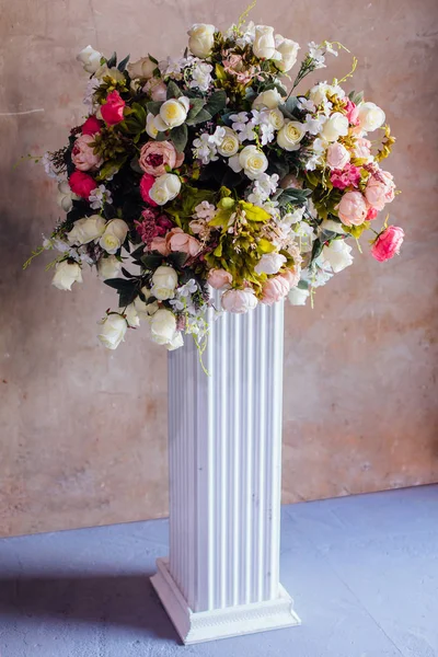 Grande Buquê Feito Diferentes Tipos Flores Artificiais Suporte — Fotografia de Stock