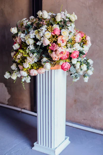 Grande Buquê Feito Diferentes Tipos Flores Artificiais Suporte — Fotografia de Stock