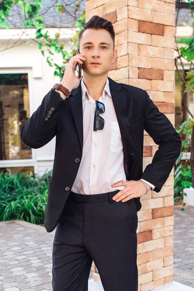 Joven Hombre Guapo Elegante Posando Parque Moderno Ciudad Con Traje —  Fotos de Stock