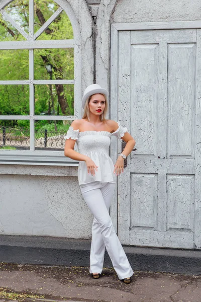 Beyaz silindir şapka lstanding eski beyaz vintage kapı ve ayna pencere yanında seksi modern gelin. Kopya alanı.