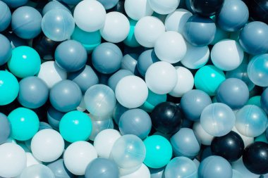 Çocuk çok renkli plastik topları tam kuru havuzu.