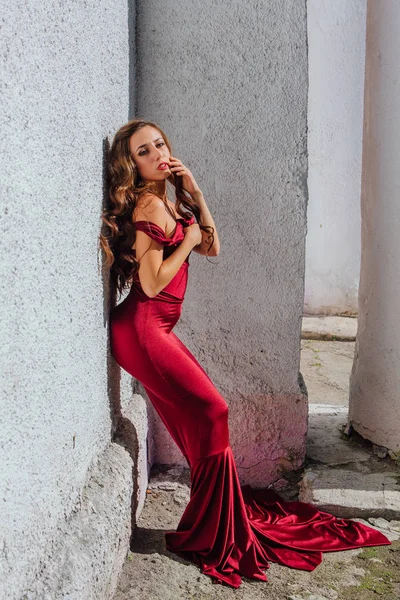 Красива Молода Жінка Довгій Червоній Вечірній Сукні Поїздом Стоїть Поруч — стокове фото