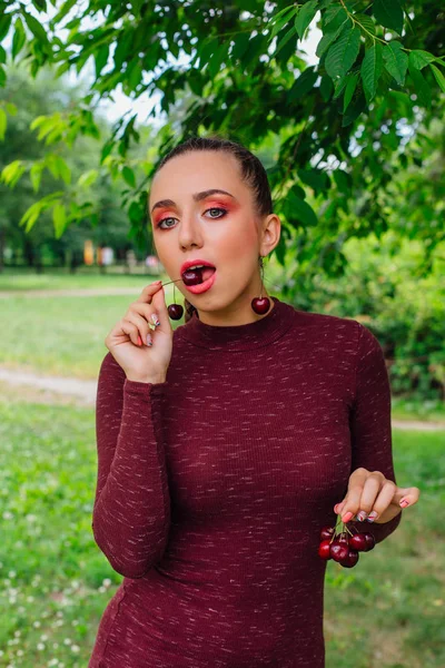 Mooie Jonge Vrouw Met Lange Vlecht Cherry Oorbellen Bedrijf Cherry — Stockfoto