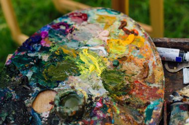 Yağlı boya paletle. Farklı renkli yağlı boya yakın çekim.
