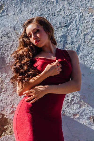 Hermosa Joven Con Largo Vestido Noche Rojo Pie Junto Vieja — Foto de Stock