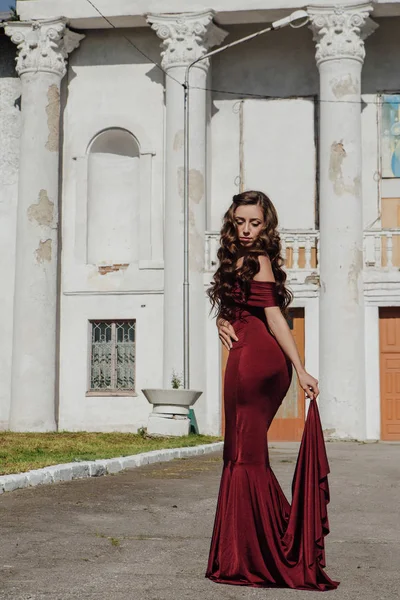 Hermosa Joven Con Largo Vestido Noche Rojo Con Tren Pie — Foto de Stock