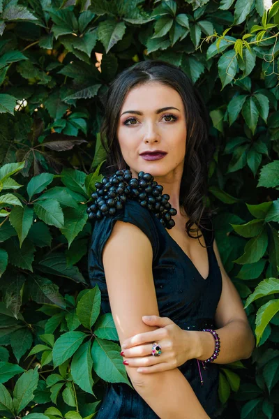 Portrait Young Sexy Brunette Black Dress Black Grapes — Stock Photo, Image