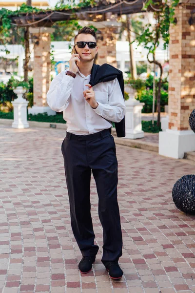 Молодий Бізнесмен Розмовляє Телефону Відкритому Повітрі Тропічній Країні — стокове фото