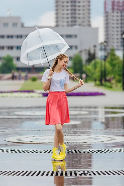 Mladá Krásná Dívka Dvěma Copánky Žluté Boty Transparentní Deštník Stojí — Stock fotografie