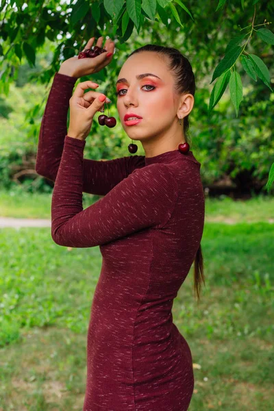 Mulher Bonita Com Trança Longa Brincos Cereja Segurando Cereja Nas — Fotografia de Stock