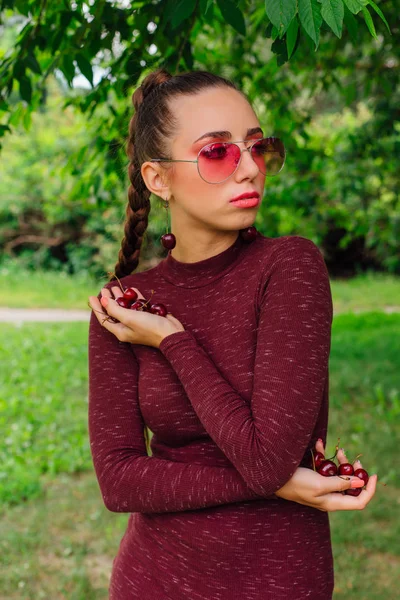 Mooie Jonge Vrouw Met Lange Vlecht Roze Bril Cherry Oorbellen — Stockfoto