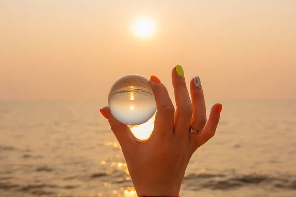 Crystal Lens Bal Hand Met Weerspiegeling Van Zee Zonsondergang Het — Stockfoto