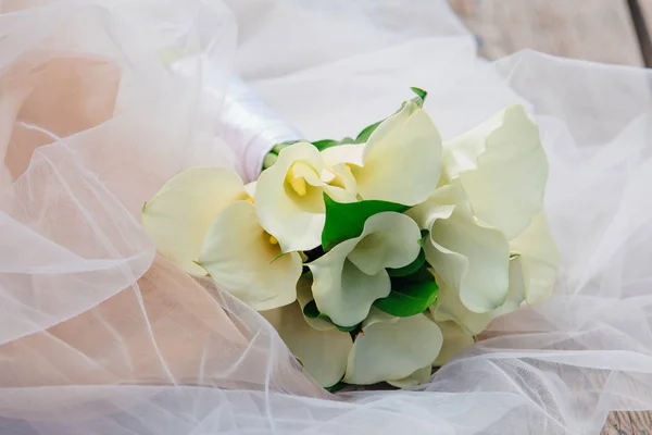 新娘礼服上的白色马蹄莲花束特写 — 图库照片