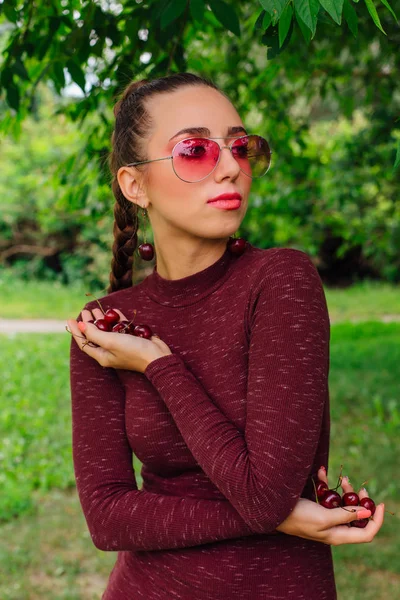 Mulher Bonita Com Trança Longa Óculos Rosa Brincos Cereja Segurando — Fotografia de Stock