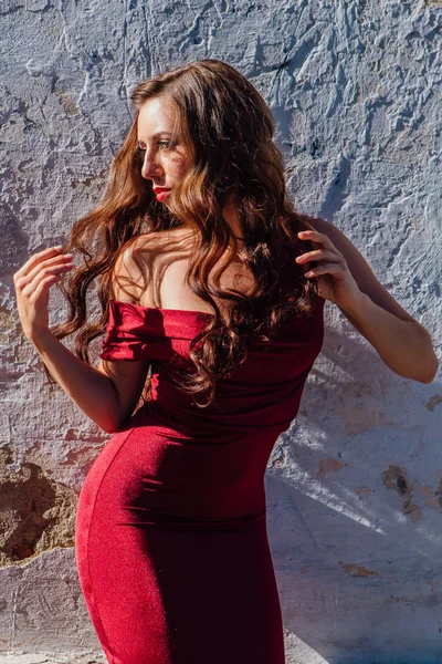 Hermosa Joven Con Largo Vestido Noche Rojo Pie Junto Vieja — Foto de Stock