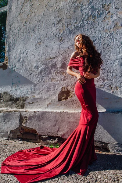 Hermosa Joven Con Largo Vestido Noche Rojo Con Tren Pie — Foto de Stock