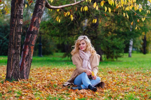 Junge Schöne Frau Sitzt Unter Dem Baum Auf Dem Boden — Stockfoto