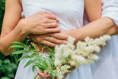 Bir adam ve bir kadınla alyans elinde. Gelin damat hugs.