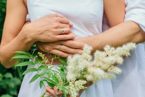 Mãos Homem Mulher Com Alianças Casamento Noivo Abraça Noiva — Fotografia de Stock