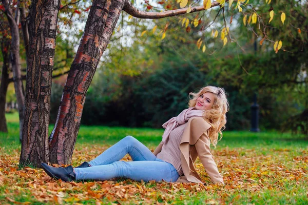 Junge Schöne Frau Sitzt Unter Dem Baum Auf Dem Boden — Stockfoto